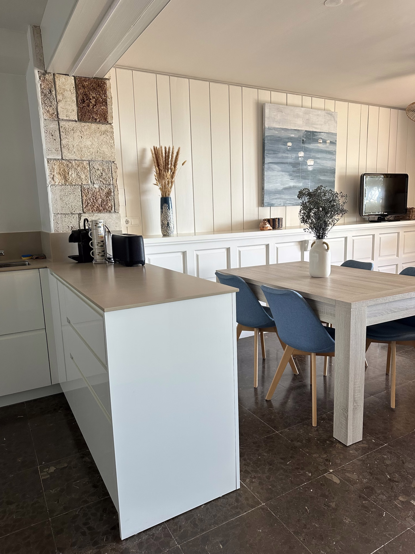 Salon avec ouverture cuisine